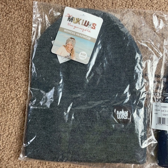 Women’s Muk Luks Cuff Beanie Set Dark Gray & Navy - Picture 3 of 5